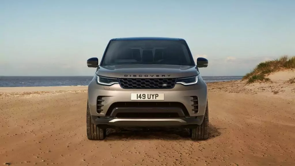 Discovery 2022 de frente, na beira da praia