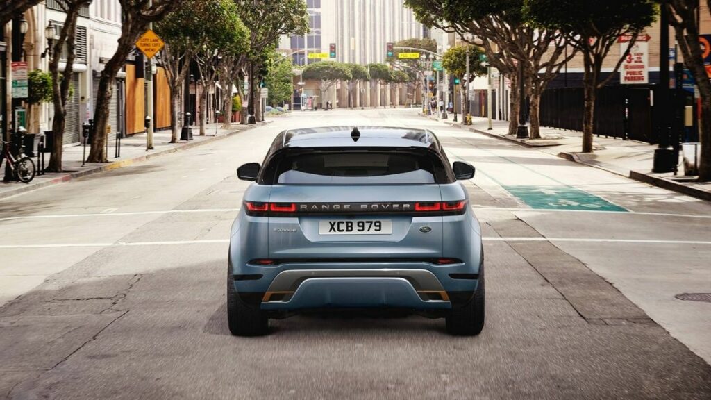 Traseira do Evoque 2022, rodando na cidade