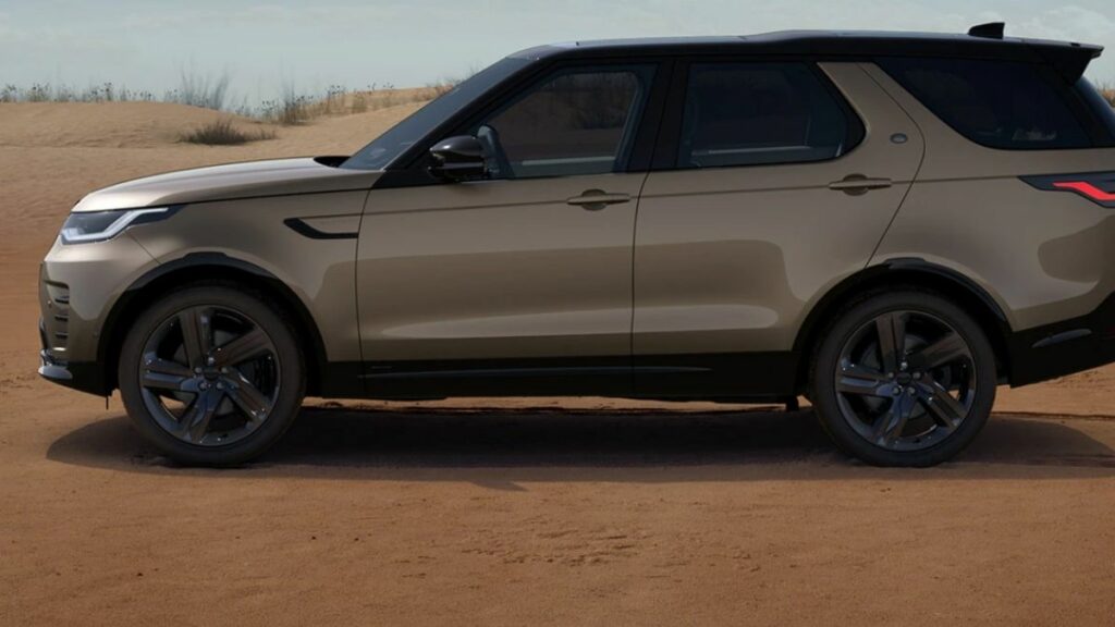 Land Rover Discovery 2022 de lado na terra