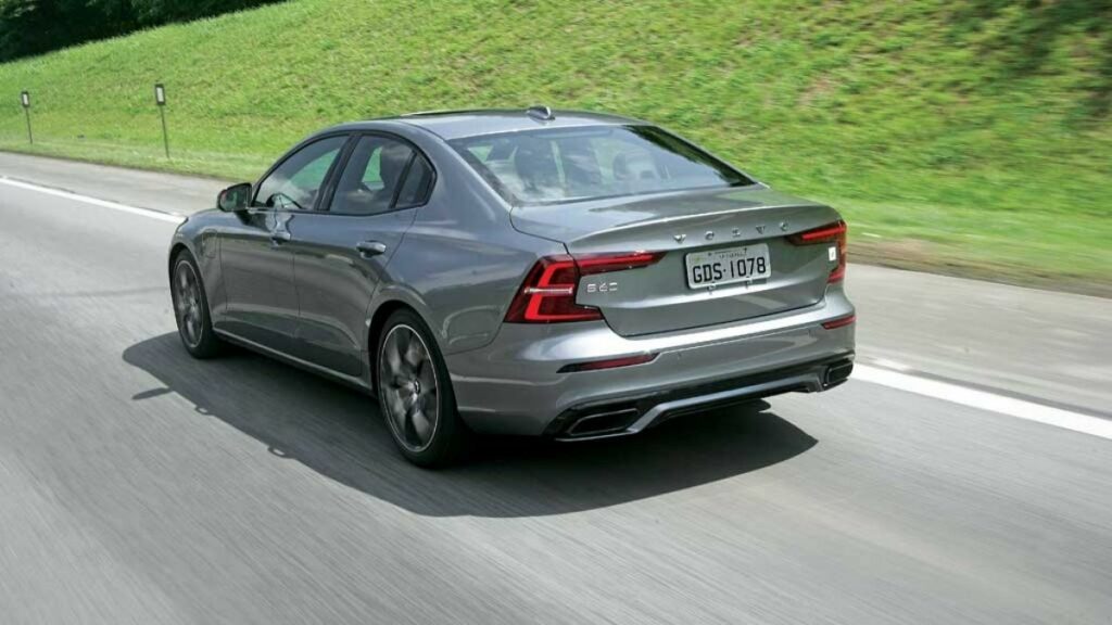 Volvo S60 2022 traseira