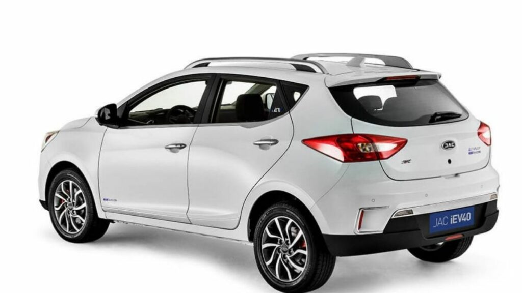 JAC iEV 40 2022 traseira, na cor branca
