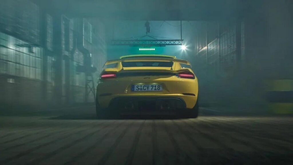Porsche 718 Cayman GT4 2022 traseira