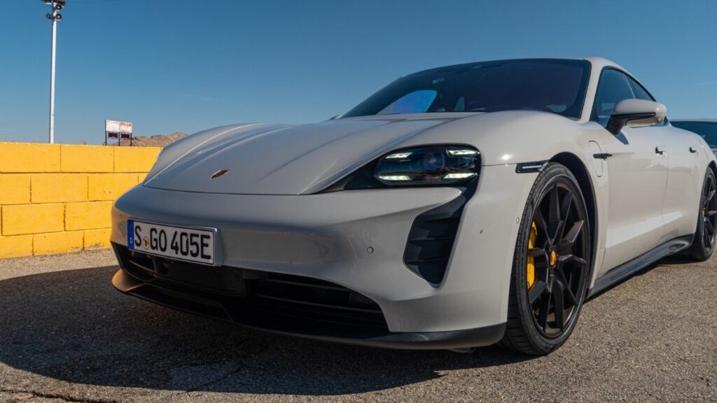 Porsche Taycan 2022 frente cinza