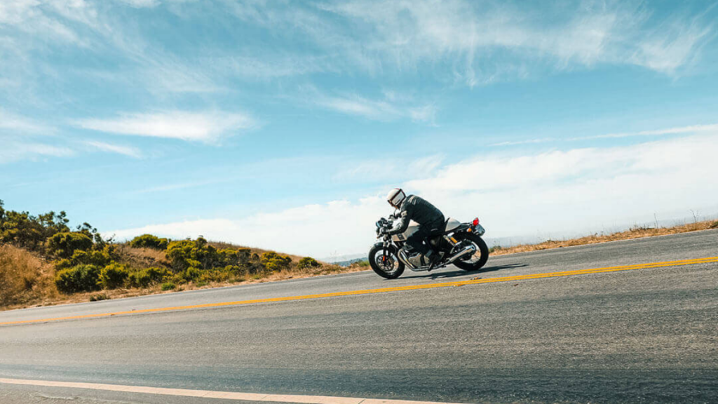 Royal Enfield Continental GT 2022 prata acelerando na estrada