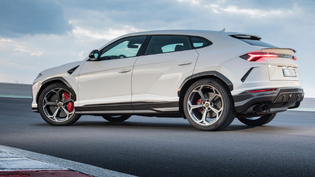 Lamborghini Urus 2022 branco visto de trás