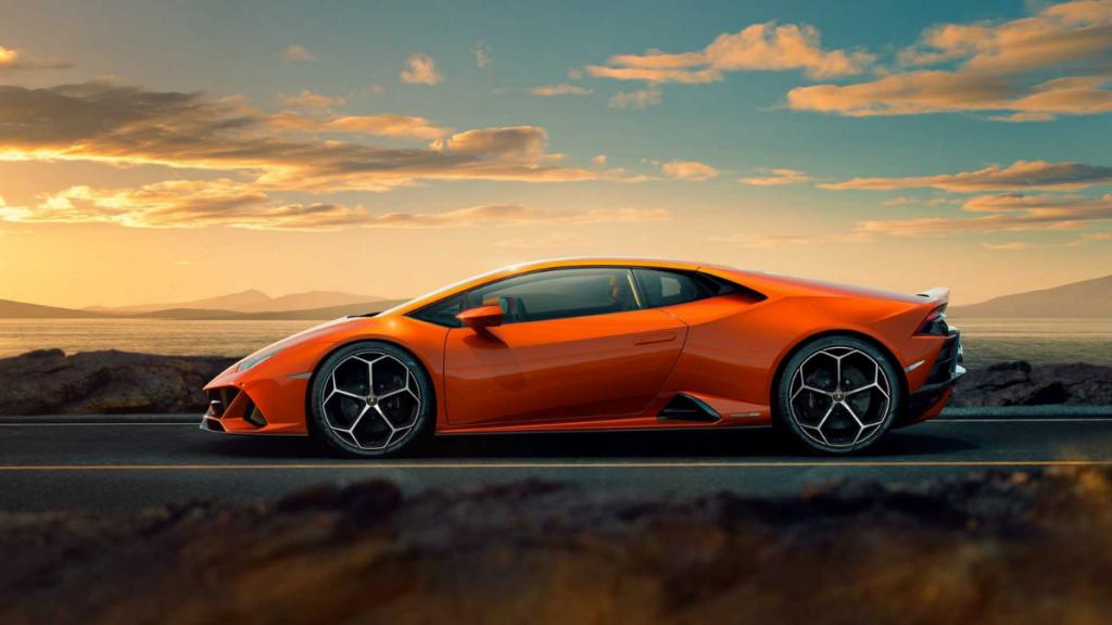 Lamborghini Huracán 2022 laranja de lado