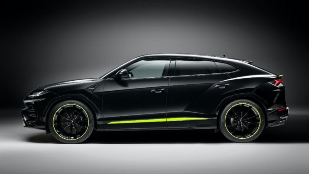 Lateral do Lamborguini Urus modelo 2022 preto com rodas pretas