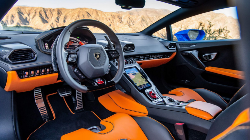 Interior preto e laranja do novo Huracán