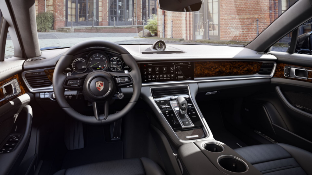 Interior com muito luxo do Porsche Panamera 2022