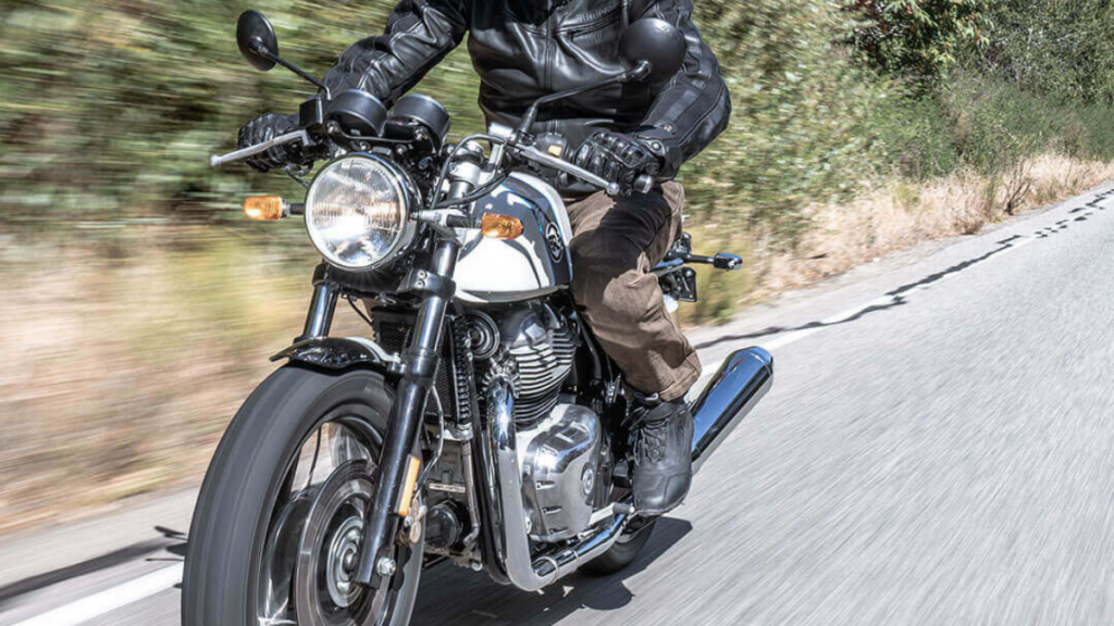 Farol e motor da Continental GT 2022