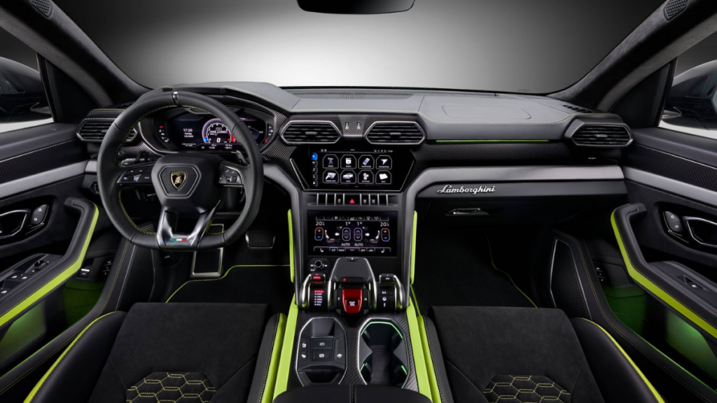 Interior do Urus 2022 preto com detalhes verdes