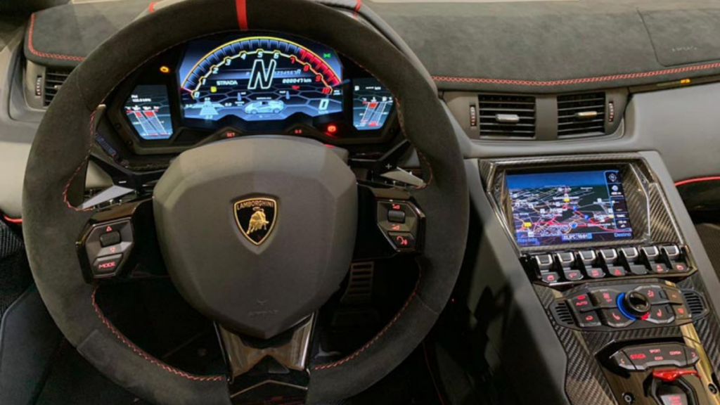 Volante e painel do Lamborghini Aventador 2022