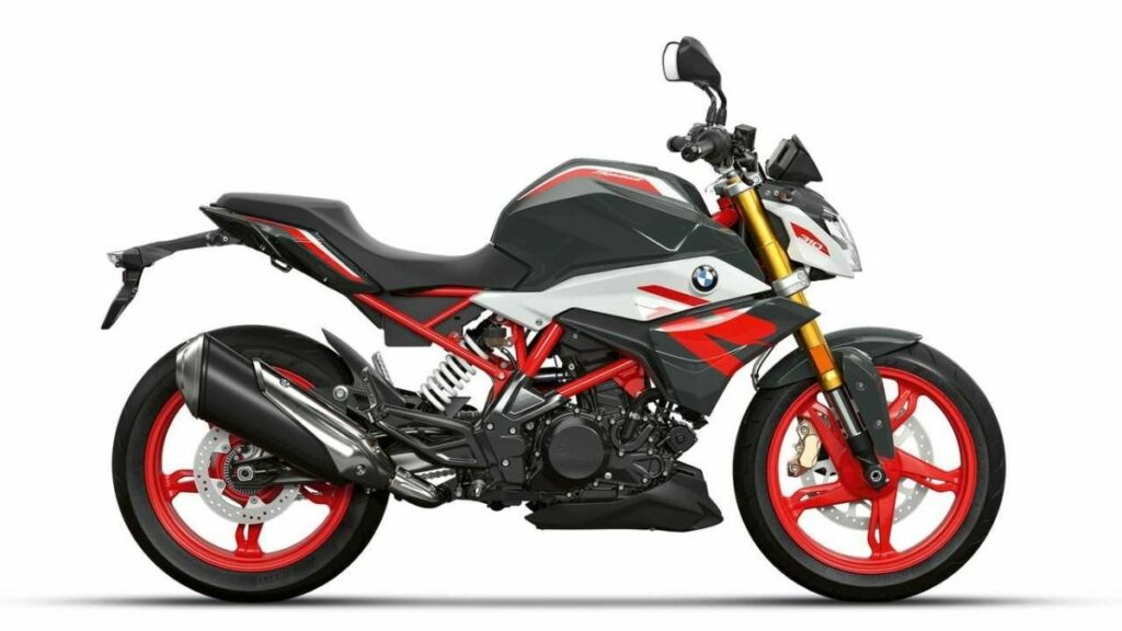 Estilo naked esportivo faz a moto parecer maior do que realmente é.