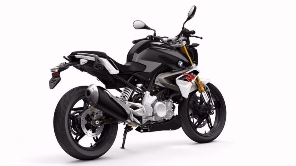 G 310 R 2022 preta e prata vista de trás