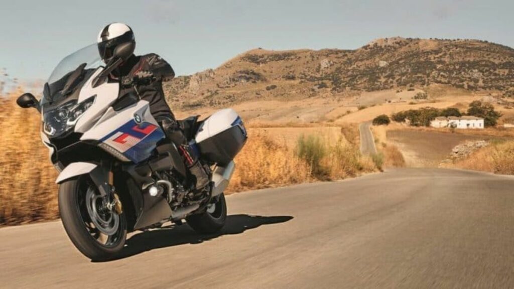 BMW K 1600 2022 branca e azul na estrada