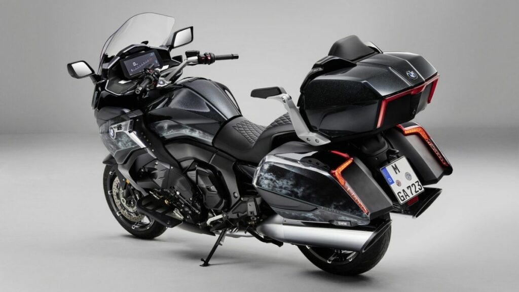 Traseira da BMW K 1600 2022 preta e cinza