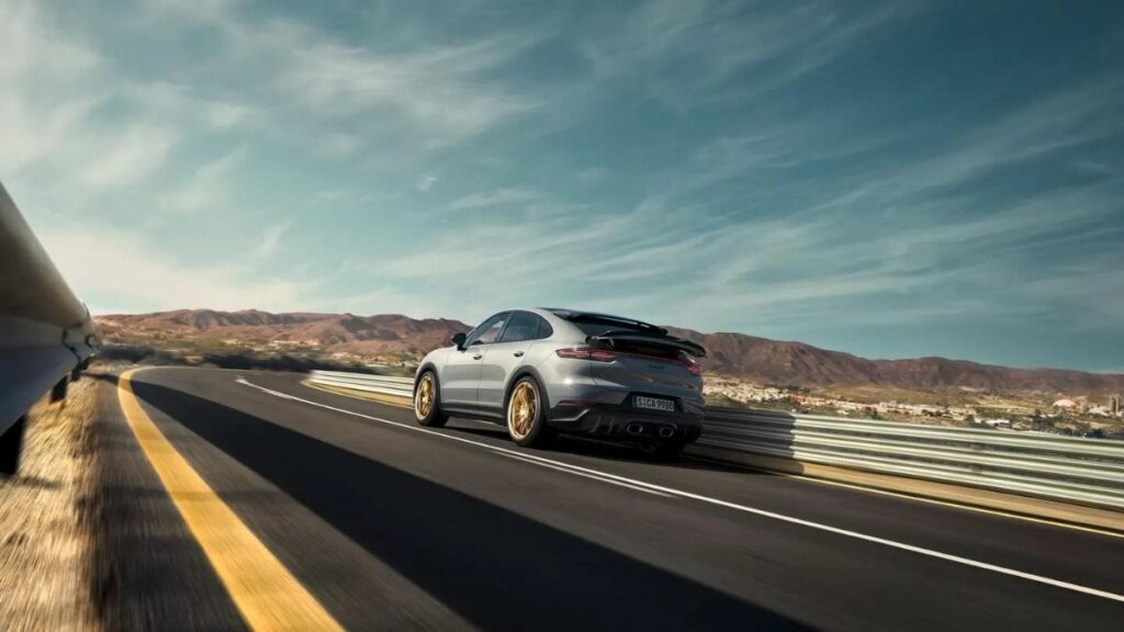 Porsche Cayenne 2022 lateral esquerda