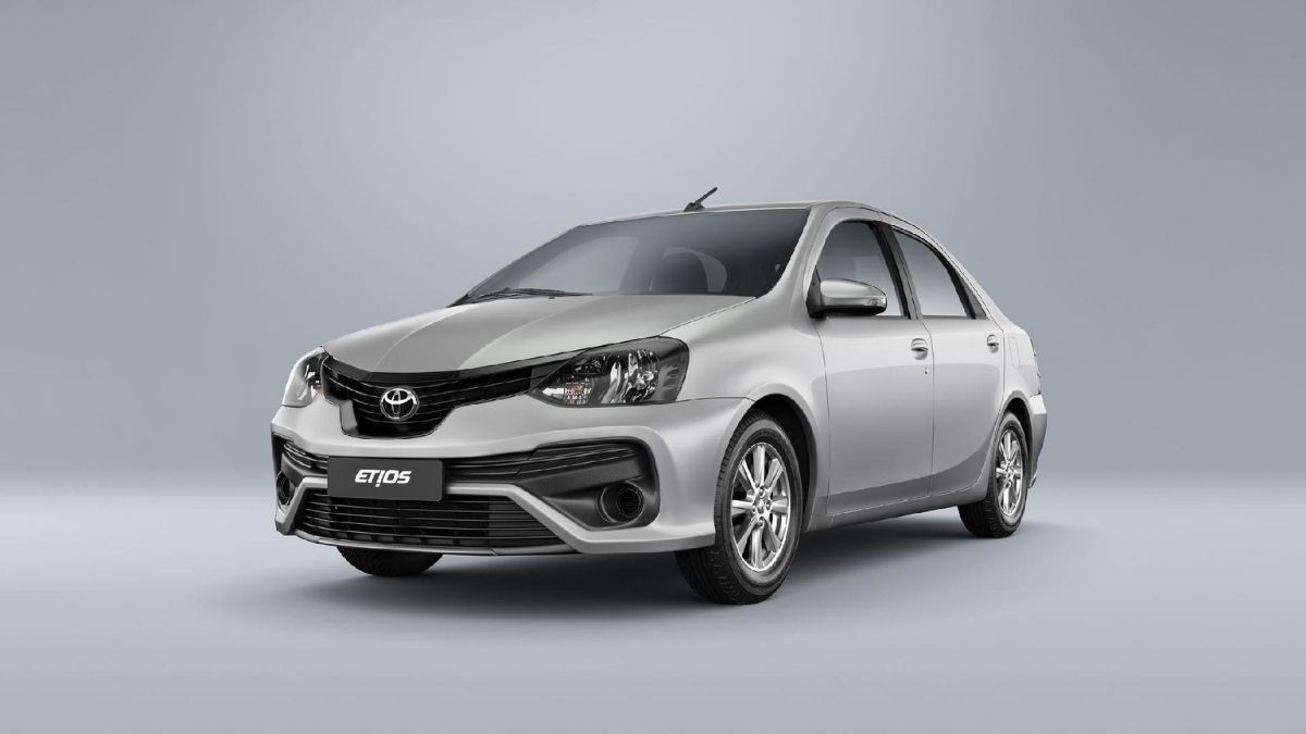 foto frontal de um Etios em 2023 branco