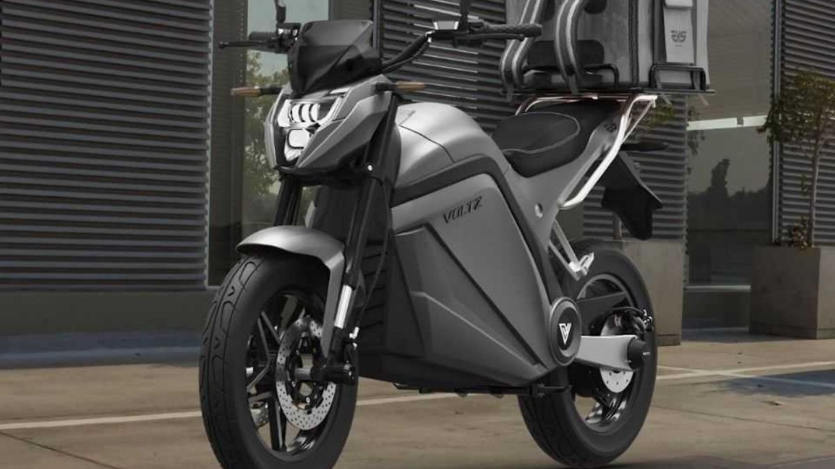 Voltz EVS 2022 frente toda na cor cinza, concorrente das motos da Leoparda