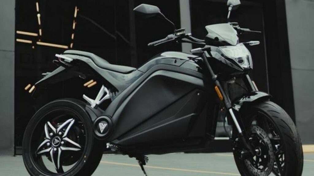 Voltz EVS 2022 lateral, a moto esta estacionada