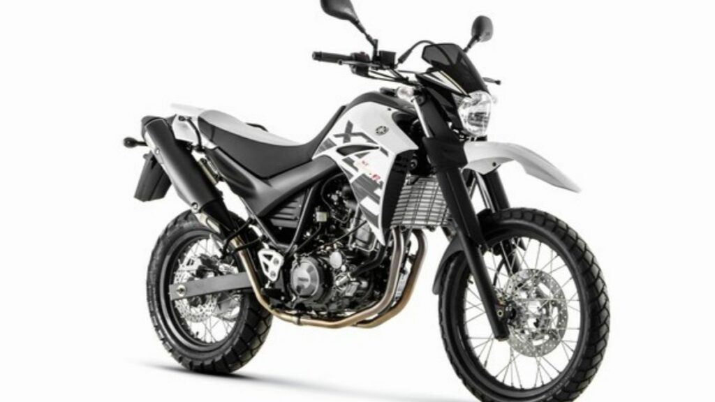 Foto lateral de uma XT 660 branca