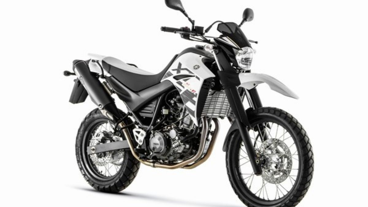 Foto lateral de uma XT 660 branca