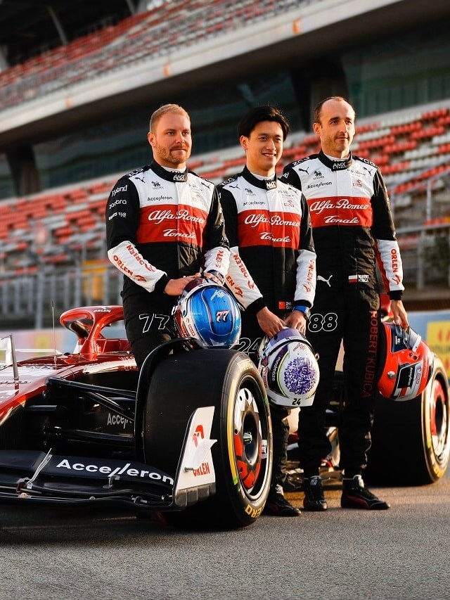 Equipe da Alfa Romeo, encostada no carro de corrida