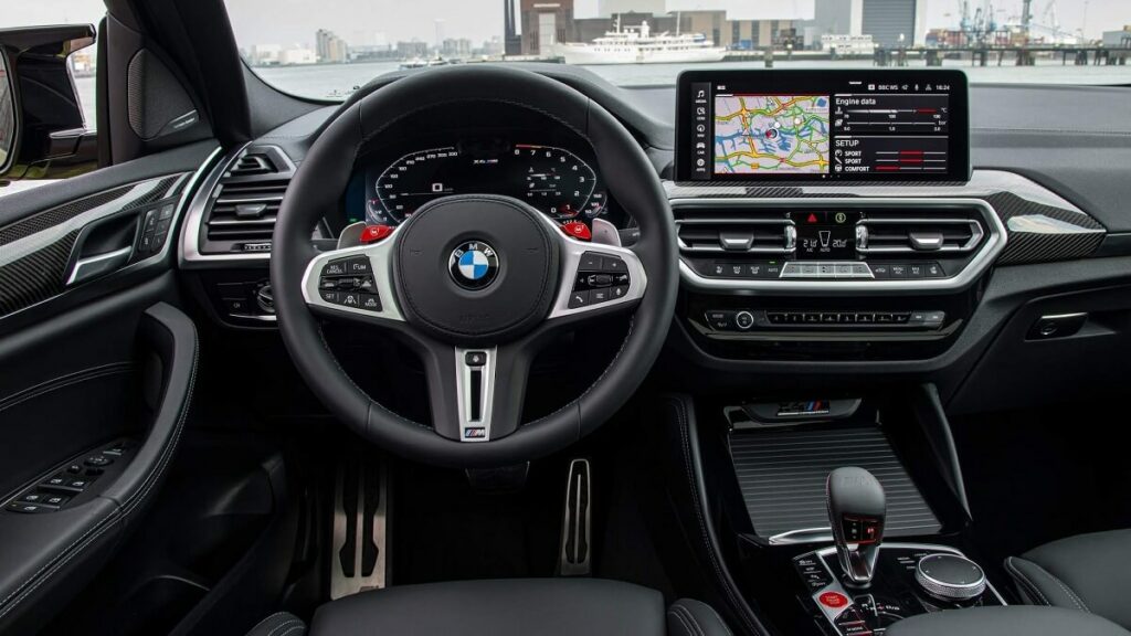 BMW X4 2022 interior, com painel digital na cor preta e com touch screen