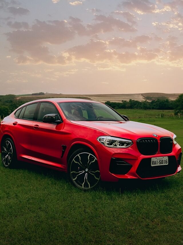 BMW X4 2022 vermelha de frente