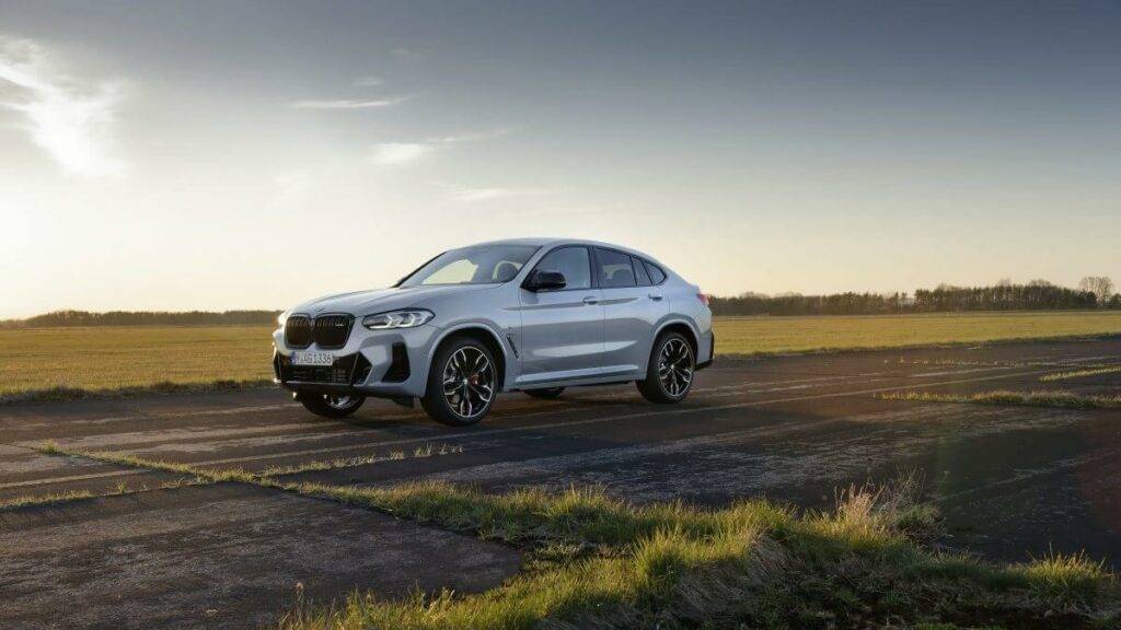SUV X4 na cor Branco Alpino