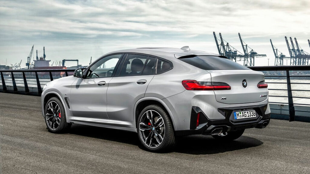 Traseira da BMW X4 2022,com lanternas mais esportivas
