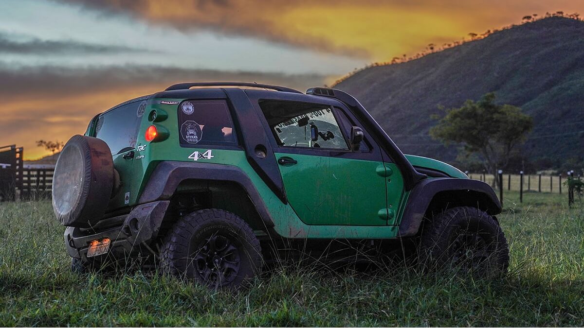 Traseira do Stark 2022 parado em frente a montanha