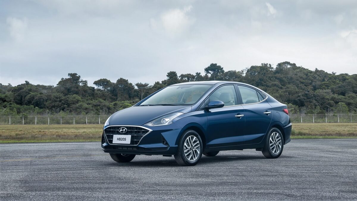 HB20S 2022 na cor azul em frente as arvores