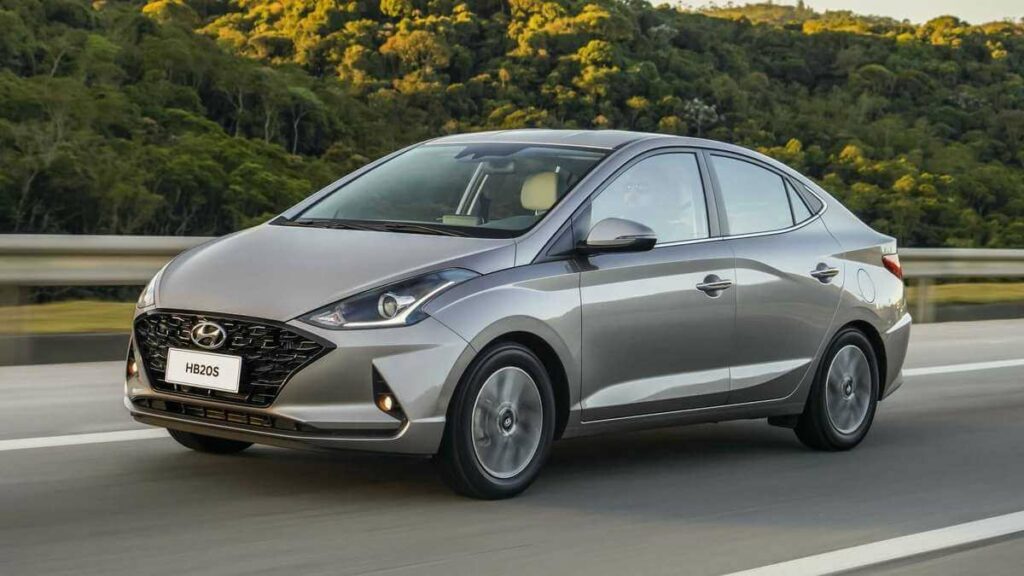 Novo HB20S 2022 na cor Prata andando