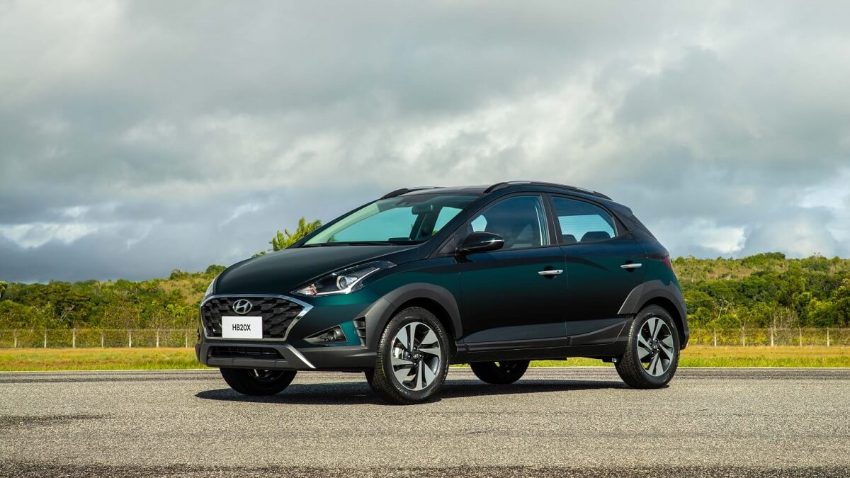 Novo HB20X 2022 no asfalto