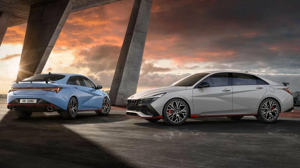 2 Hyundai Elantra 2022, um de frente branco outro de traseira azul