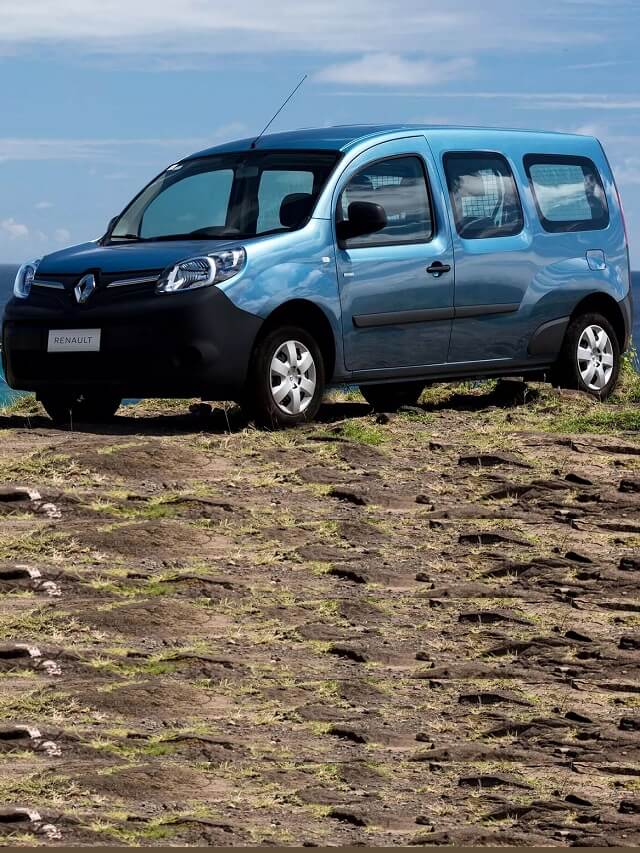 Kangoo 2022 azul na praia