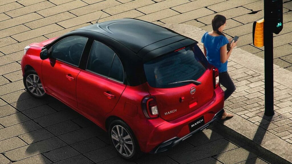 Nissan March 2022 com teto preto e cor das laterais vermelhas