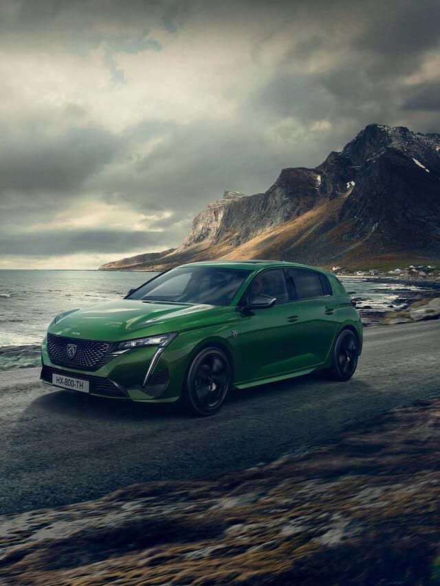 Novo Peugeot 308 2022 andando perto da água