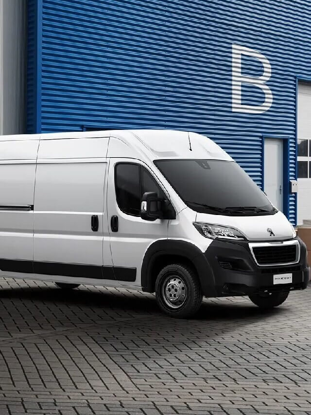 Peugeot Boxer 2022 na cor branca em frente a portão azul