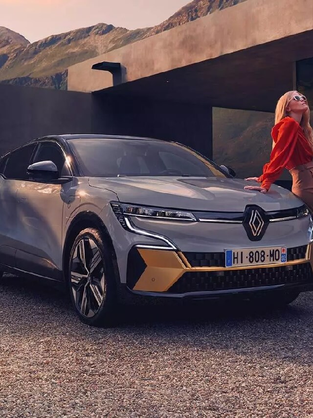 Novo Renault Megane 2022, com cor cinza e mulher encostada no capo