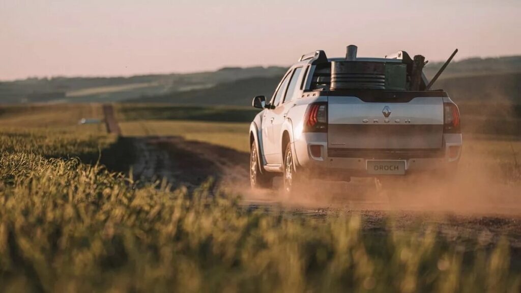 Renault Oroch 2022 andando em estrada com poeira