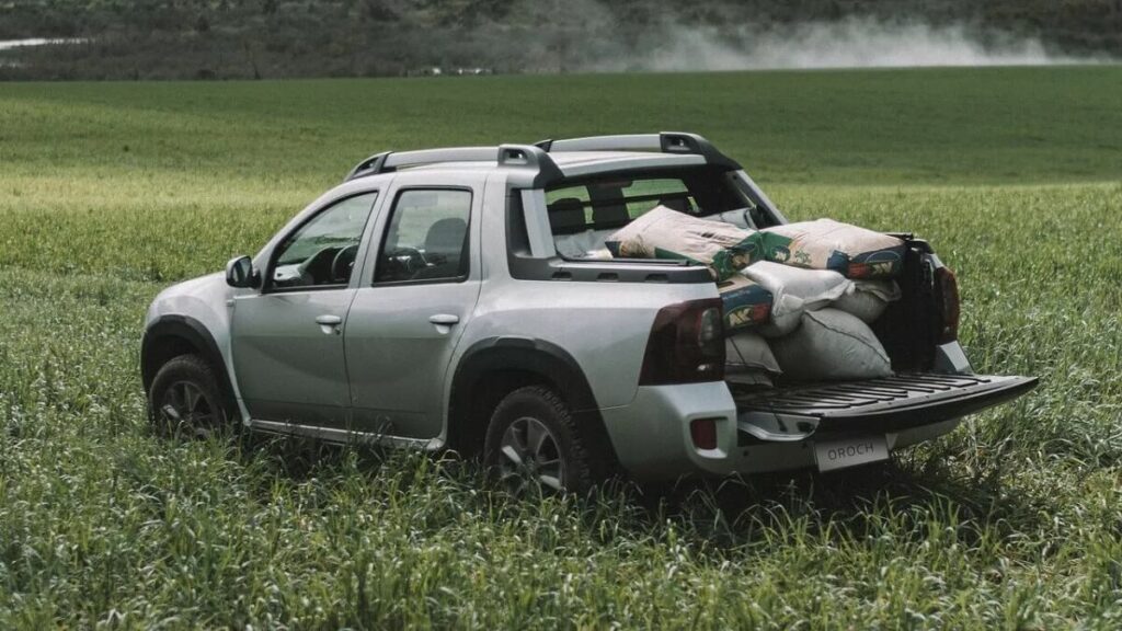 Renault Oroch 2022 carregando peso, no campo