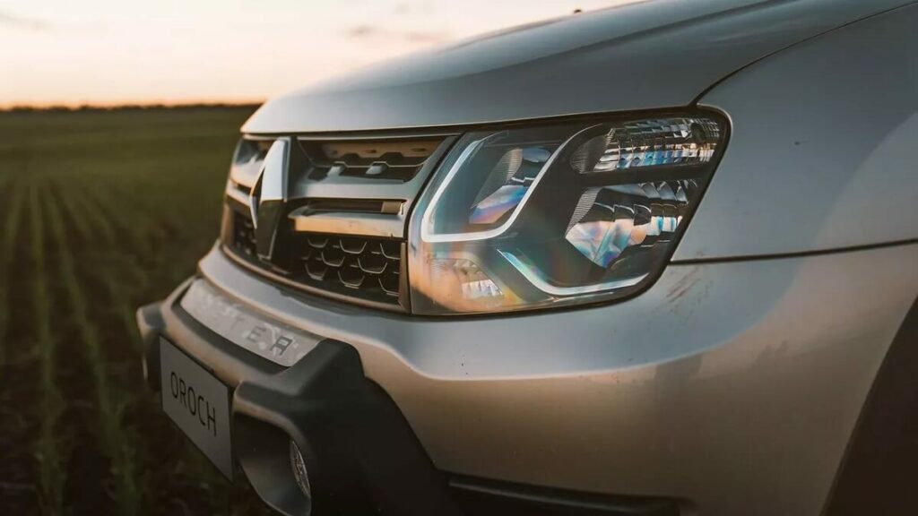 Novos faróis da Renault Oroch 2022, cor do carro cinza