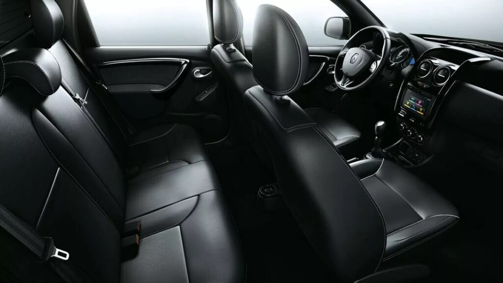 Interior espaçoso da Oroch 2022, com bancos na cor predominante preta
