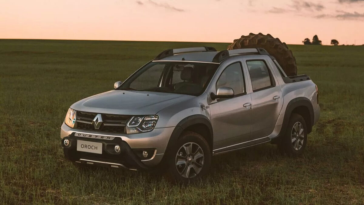 Nova Renault Oroch 2022, na cor predominante cinza, parada na grama