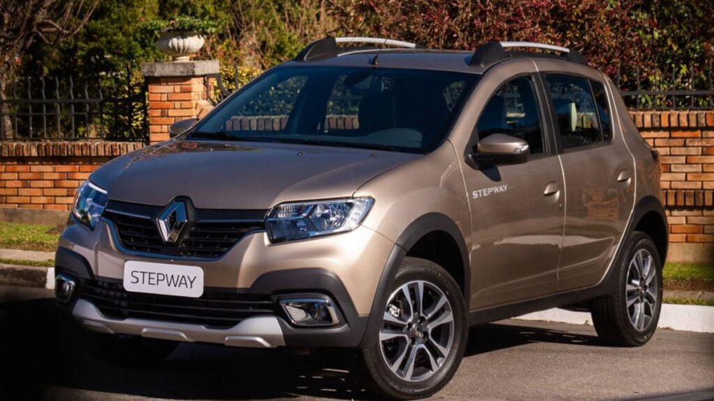 Renault Stapway 2022 dianteira dourado, estacionado em frente ao muro.