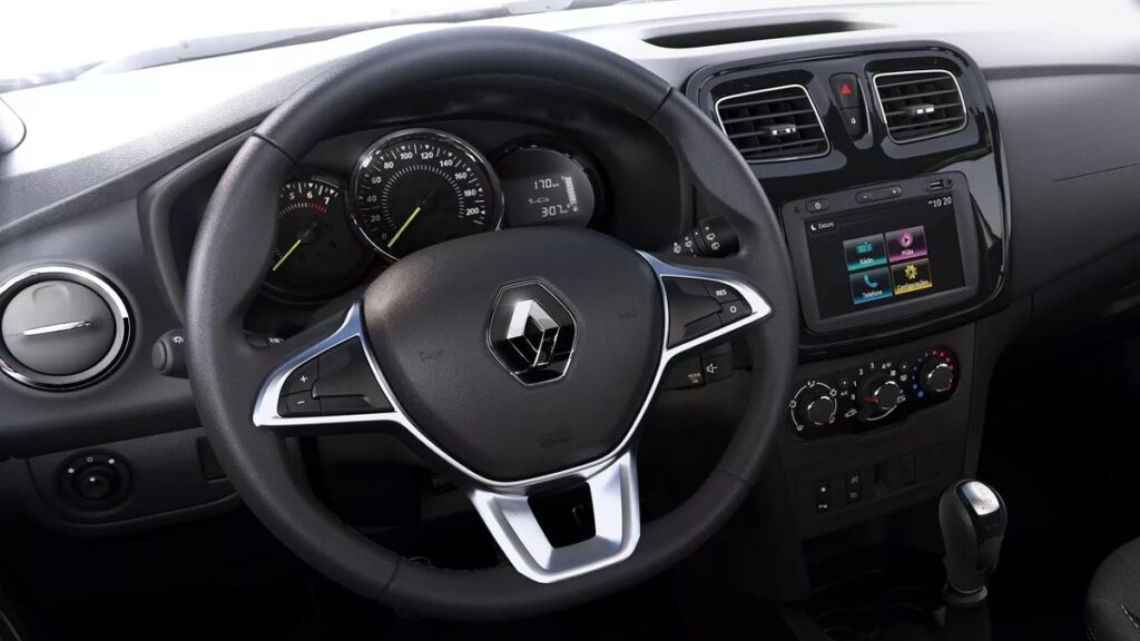Nova central multimídia do Stepway 2022, interior na cor predominante preta