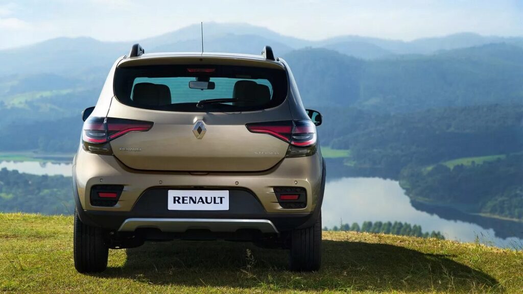 Traseira do Renault Stepway 2022 on alto de uma montanha em frente ao lago