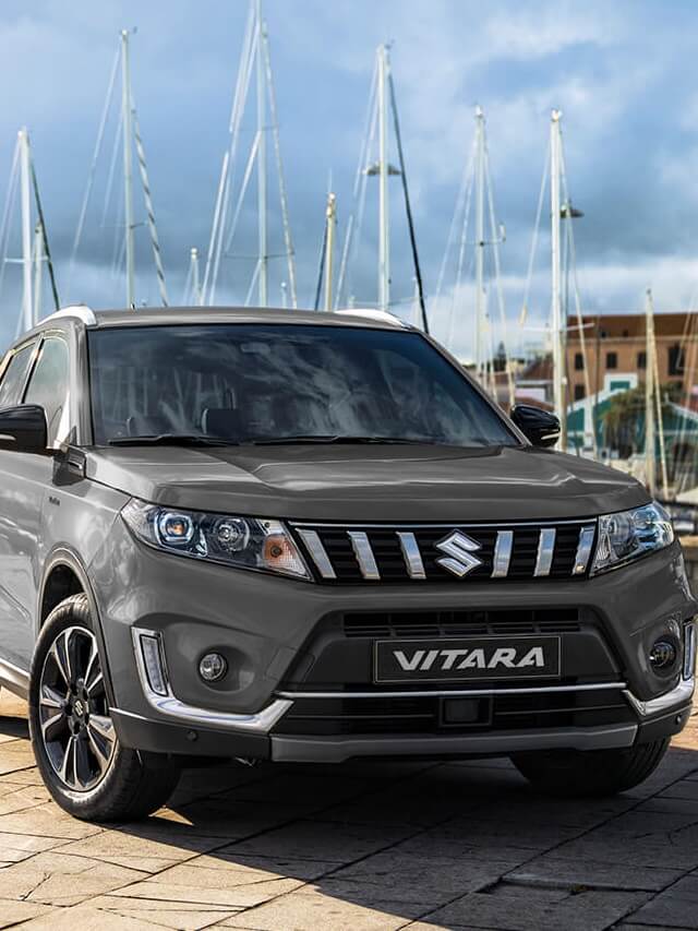 Suzuki Vitara 2022 na cor cinza, perto dos barcos
